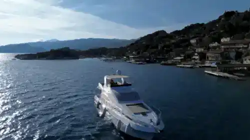 Kekova’da 17 Metrelik Lüks Motoryat ile Özel Deniz Kaşifi