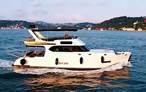 Bebek'te 12 Kişilik Lüks Yat ile Boğaz’da Keyifli Bir Gezinti