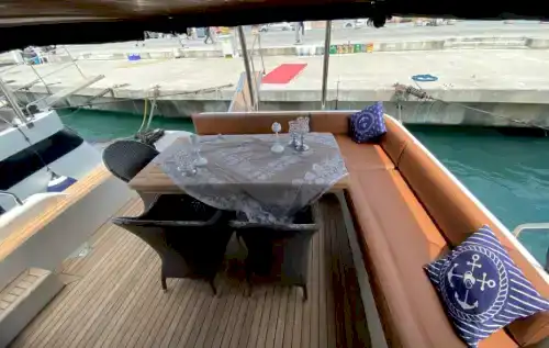 Bebek'te 12 Kişilik Lüks Yat ile Boğaz’da Keyifli Bir Gezinti