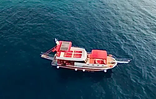 Eşsiz Bir Yüzme ve Gezi Deneyimi İçin Kalkan’da Günlük Tekne Kiralama