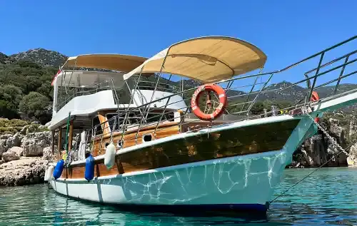 Kaş’ta Güneşin ve Denizin Tadını Çıkarabileceğiniz Ekonomik Tekne