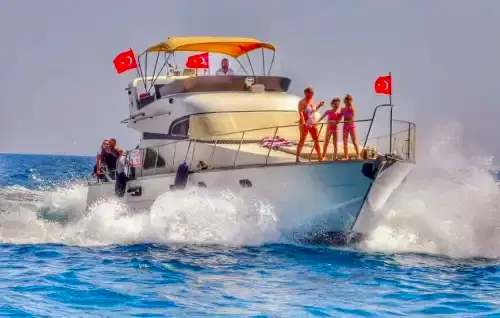 Alanya’da 17 Metrelik 3 Kabinli Muhteşem Konforlu Gulet ile Özel Deneyim