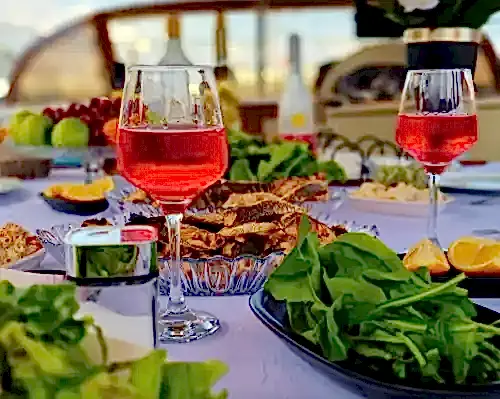 Antalya’nın Eşsiz Koylarında Özel Yapım Tekne ile Unutulmaz Mavi Yolculuk