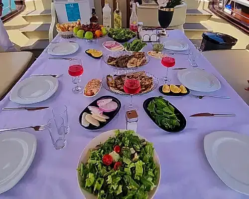 Antalya’nın Eşsiz Koylarında Özel Yapım Tekne ile Unutulmaz Mavi Yolculuk