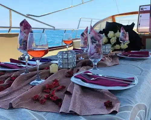 Antalya’nın Eşsiz Koylarında Özel Yapım Tekne ile Unutulmaz Mavi Yolculuk