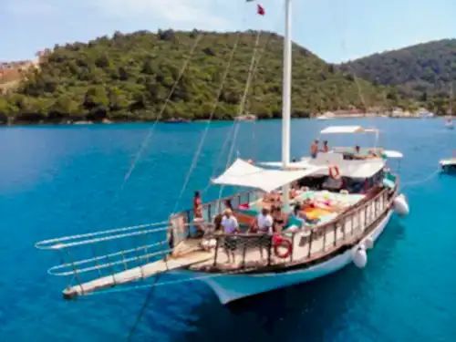 Bodrum’da 14 Metrelik 8 Kişilik Tekne ile Günübirlik Lüks Deniz Keyfi