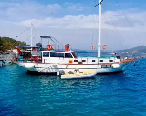 Bodrum’da 14 Metrelik 8 Kişilik Tekne ile Günübirlik Lüks Deniz Keyfi