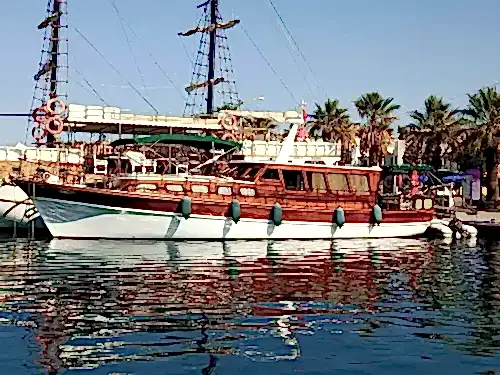 Bodrum’un göz alıcı koylarını keşfetmek için tasarlanmış 18 metrelik özel yapım tekne