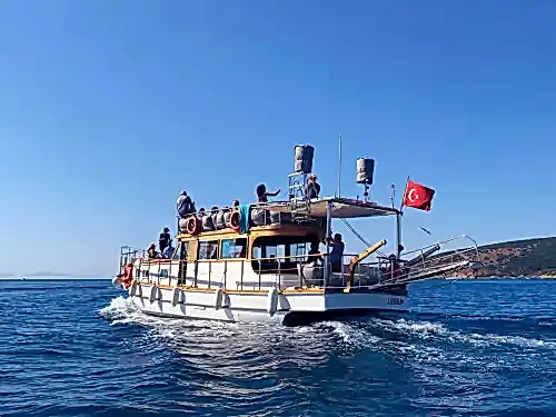 Bodrum’da 17 Metrelik 32 Kişilik Kapasiteye Sahip  Özel Günübirlik Tekne