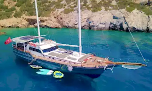 28 Metrelik Geniş Gulet, 12 kişilik Kapasitesiyle Bodrum’un Eşsiz Koylarında Unutulmaz Bir Tatil