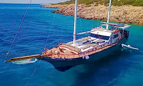 28 Metrelik Geniş Gulet, 12 kişilik Kapasitesiyle Bodrum’un Eşsiz Koylarında Unutulmaz Bir Tatil