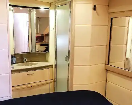 Çeşme’de Bayliner Motoryat ile Lüks Deniz Turu Deneyimi