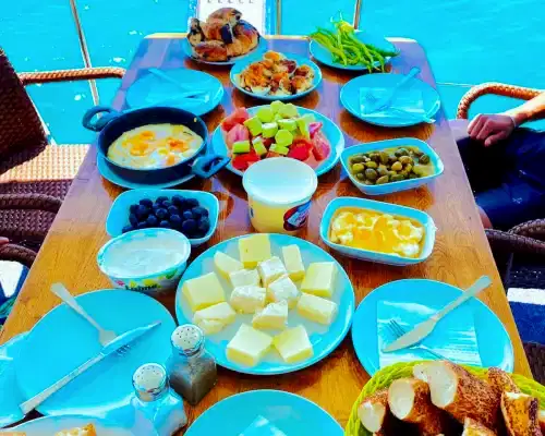 Çeşme’de Bayliner Motoryat ile Lüks Deniz Turu Deneyimi