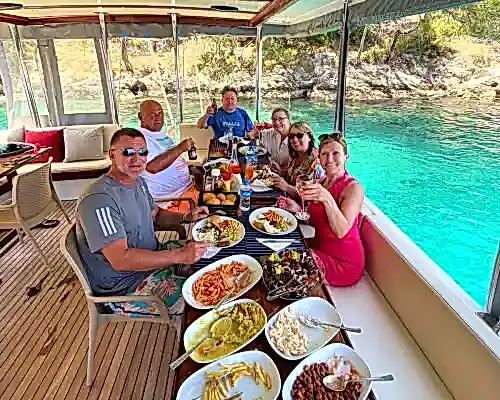 Fethiye’nin Benzersiz Koylarında Keyifli ve Konforlu Bir Gün Geçirin