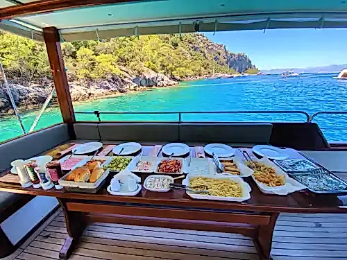 Fethiye’nin Turkuaz Sularında Saatlik ve Günlük Tekne Kiralama