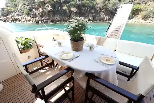 Göcek’te Lüks Princess Yat Konaklamalı Yüzme ve Gezi İçin Mükemmel Seçenek