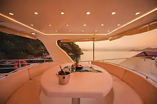 Göcek’te Trawler Konforu: 12 Kişilik Lüks Tekne Kiralama