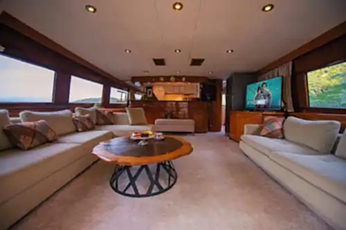 Göcek’te Trawler Konforu: 12 Kişilik Lüks Tekne Kiralama