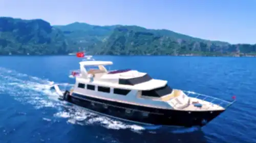 Göcek’te Trawler Konforu: 12 Kişilik Lüks Tekne Kiralama