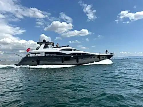 İstanbul Çıkışlı 27 Metrelik Orjinal Motoryat ile Lüks Bir Deniz Gezisi!