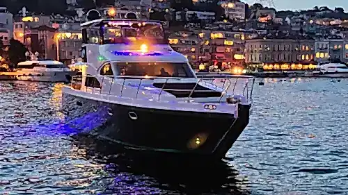 İstanbul'da İş Toplantıları ve Kurumsal Davetler İçin Şık ve Konforlu Yat