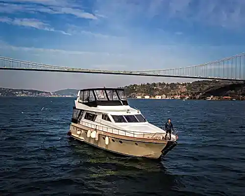 18 Kişilik Geniş ve Konforlu Yat Saatlik veya Günübirlik Kiralama