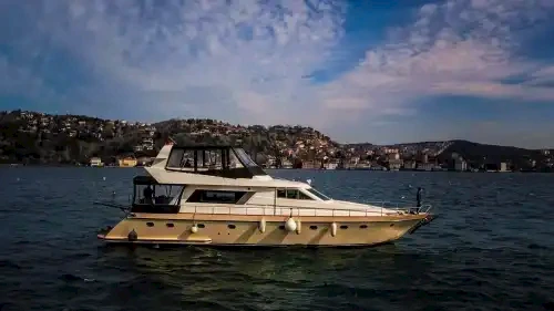 18 Kişilik Geniş ve Konforlu Yat Saatlik veya Günübirlik Kiralama