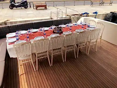 İstanbul'da İş Toplantıları ve Kurumsal Davetler İçin Şık ve Konforlu Yat