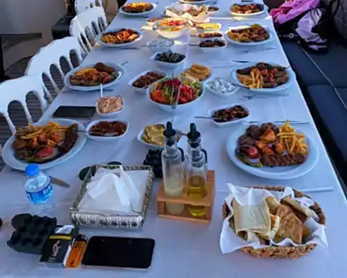 İstanbul'da İş Toplantıları ve Kurumsal Davetler İçin Şık ve Konforlu Yat