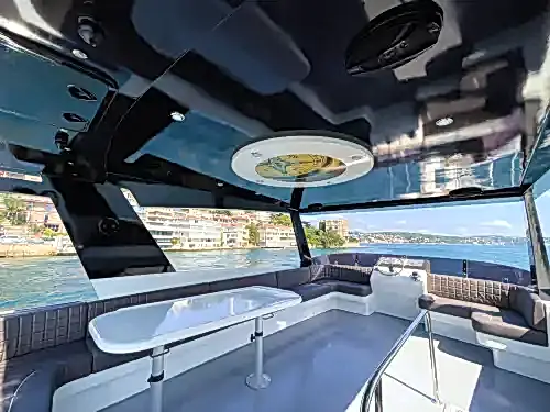 İstanbul'da İş Toplantıları ve Kurumsal Davetler İçin Şık ve Konforlu Yat