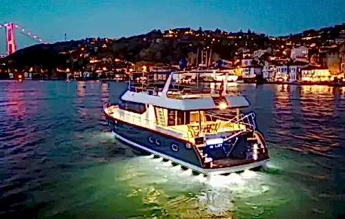 İstanbul Boğazı’nda 20 Metrelik Motoryat ile Özel ve Kurumsal Organizasyonlar İçin Mükemmel Seçenek!