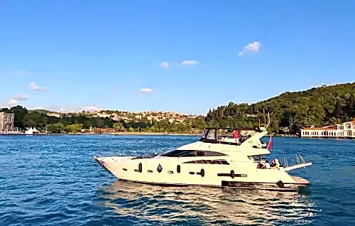 26 Kişilik Konforlu Motoryat ile Evlilik Teklifi ve Kutlamalar İçin Mükemmel Bir Seçenek