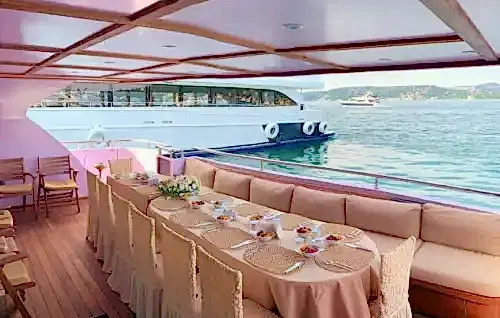 İstanbul'da Mezuniyet Balosu ve İş Organizasyonları İçin 90 Kişilik Geniş Kapasiteli Motoryat