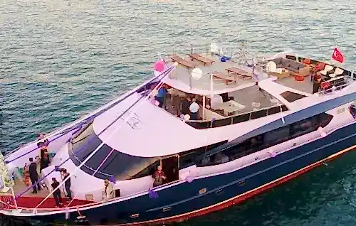 İstanbul'da Mezuniyet Balosu ve İş Organizasyonları İçin 90 Kişilik Geniş Kapasiteli Motoryat