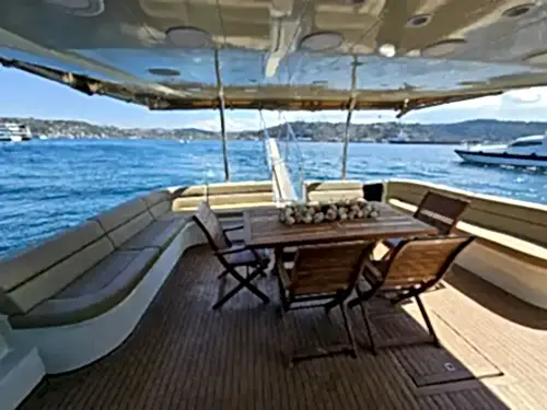 Geniş Güverte, Konforlu Alanlar ve Müzik Sistemiyle Bebek’te Lüks Yat Turu