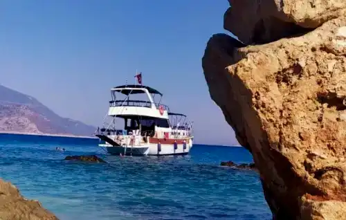 Romantik Bir Gün veya Eğlenceli Bir Parti İçin Kalkan’da Lüks Motoryat Kiralama