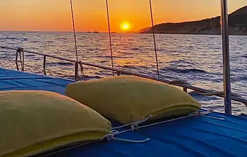 Kalkan’ın Büyüleyici Koylarını Keşfetmek İçin 13 Metrelik Özel Tekne Kiralama