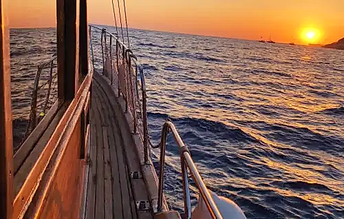 Kalkan’ın Büyüleyici Koylarını Keşfetmek İçin 13 Metrelik Özel Tekne Kiralama