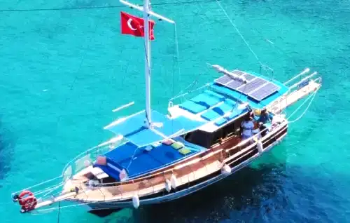 Kalkan’ın Büyüleyici Koylarını Keşfetmek İçin 13 Metrelik Özel Tekne Kiralama