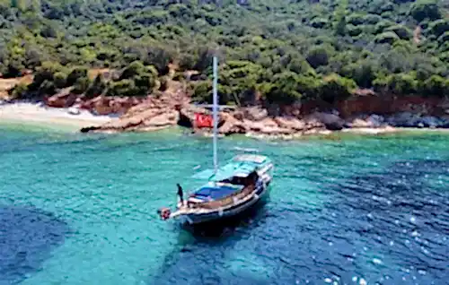 Kalkan’ın Büyüleyici Koylarını Keşfetmek İçin 13 Metrelik Özel Tekne Kiralama