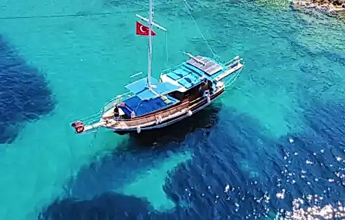 Kalkan’ın Büyüleyici Koylarını Keşfetmek İçin 13 Metrelik Özel Tekne Kiralama