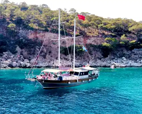 Kalkan’da 4 Kişiye Kadar Konaklama İmkanı Sunan 20 Metrelik Gulet