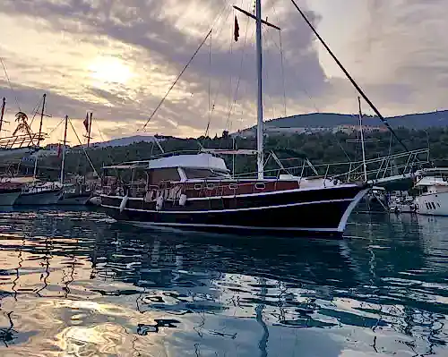 2 Kabinli, Geniş Güverteli Gulet ile Mükemmel Bir Kalkan Seyahati