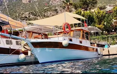 Kaş’ta 11 Metrelik Ekonomik Tekne ile Uygun Fiyatlı Mavi Tur