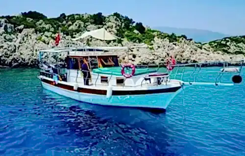 Kaş’ta 11 Metrelik Ekonomik Tekne ile Uygun Fiyatlı Mavi Tur