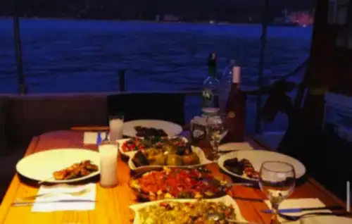 Kaş’ta 11 Metrelik Ekonomik Tekne ile Uygun Fiyatlı Mavi Tur