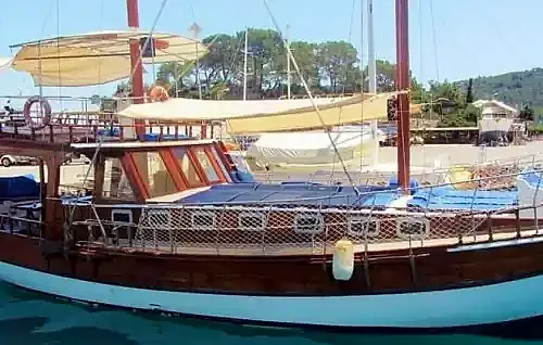 Aile ve Grup Etkinlikleri İçin Kemer’de Geniş Tekne Kiralama