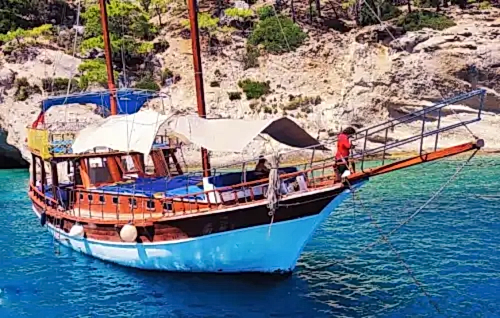 Aile ve Grup Etkinlikleri İçin Kemer’de Geniş Tekne Kiralama