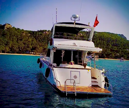 Masmavi Kemer Koylarında 15 Metrelik Motoryat Keyfi