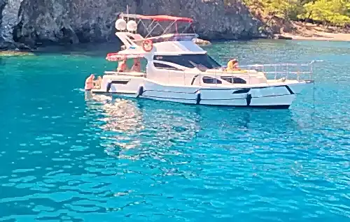 Kemer Koylarında Günlük Motoryat Turu – Yüzme Platformu ve Geniş Güverte